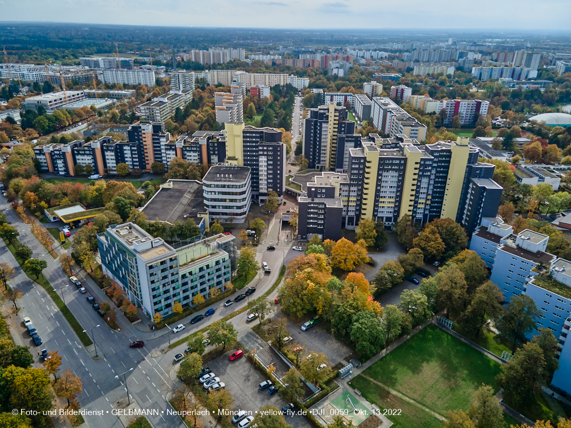 13.10.2022 - Das Marx-Zentrum und Wohnanlage Karl-Marx-Ring 52-62 in Neuperlach